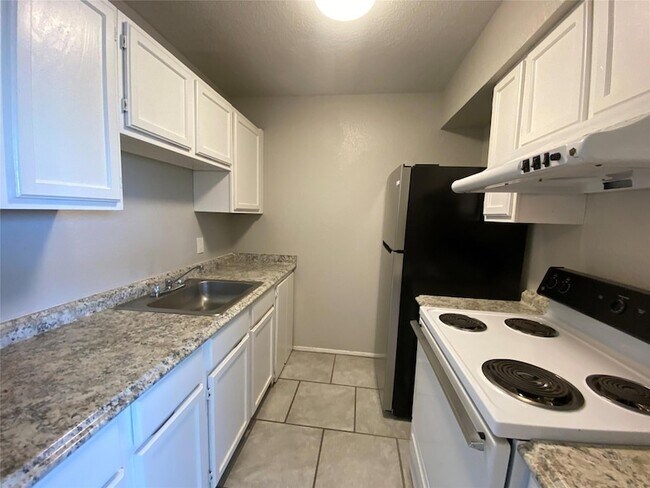 Building Photo - 701 W Sycamore Street Unit 202