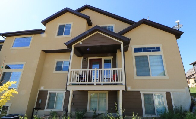 Building Photo - Beautiful 4 bed 3.5 bath townhome in Aspen...