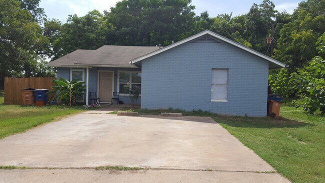 Fachada del dúplex - 904 Bret Ln