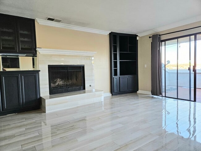 Building Photo - Beautiful condo ready for the holidays!