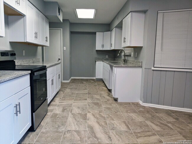 Building Photo - 2330 Blossom Dr