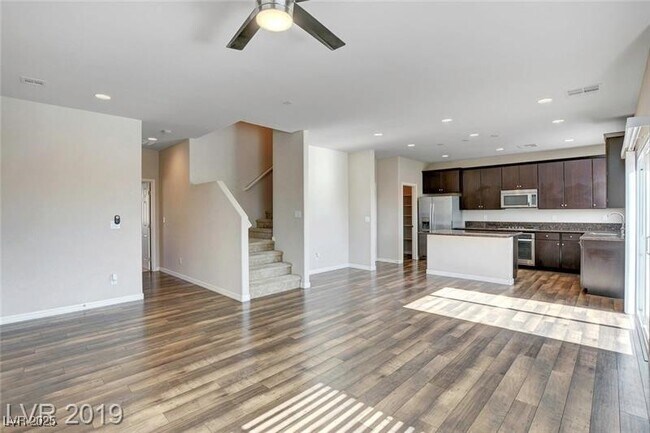 Foto del edificio - 8041 Ancient Oaks Ave