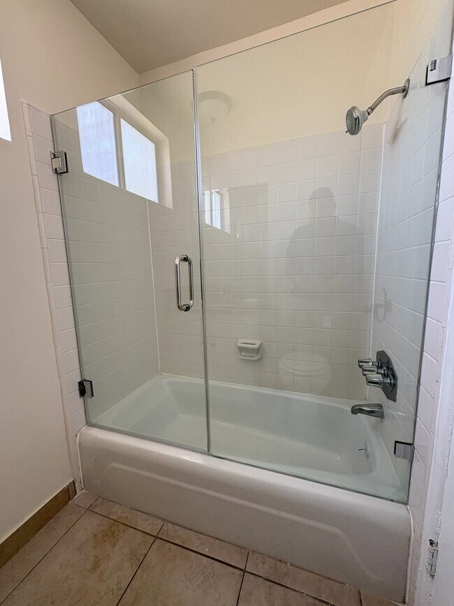 Foto del edificio - 4055 W 129th St