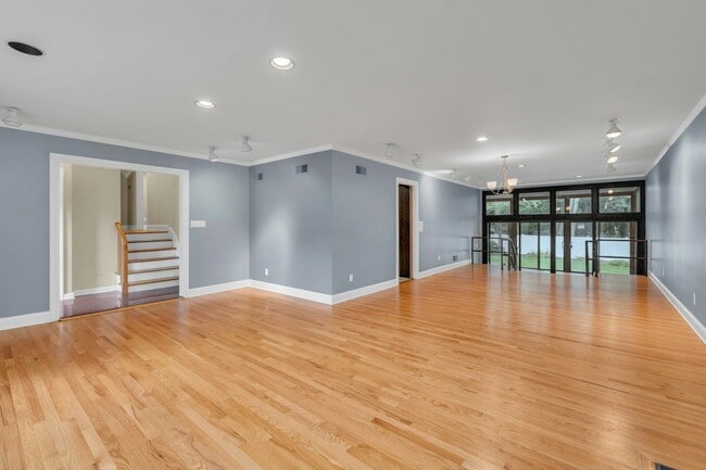 Building Photo - 370 Holland Ln