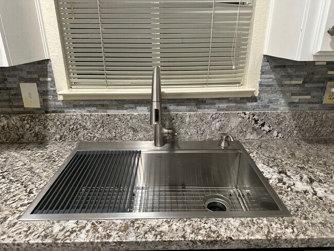 Foto del edificio - Newly Renovated Condo - In Beautiful Gated Community!