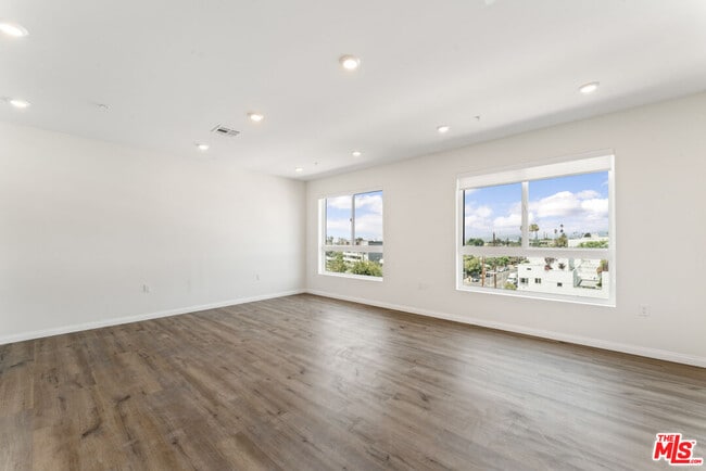 Building Photo - 3105 Bellevue Ave