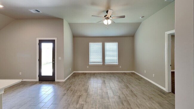 Foto del edificio - LUXURY BRAND NEW 3 Bedroom 2 Bathroom Home in Piedmont Schools (Neighborhood Park and Basketball ...