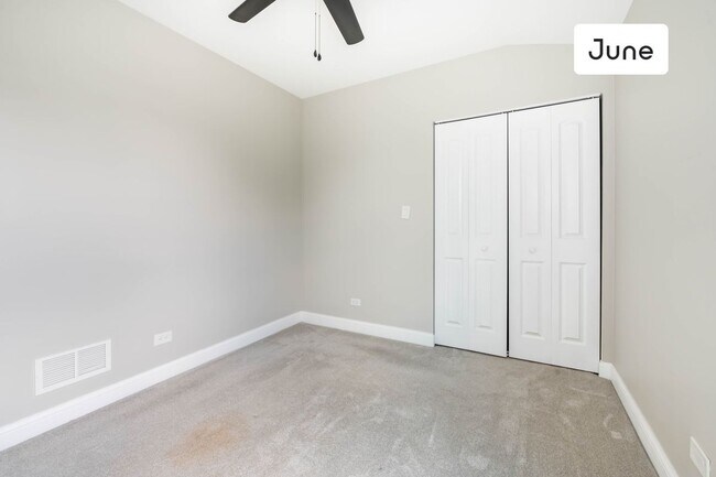 Foto del edificio - ROOM ONLY in 4-bed/2.0-bath Home