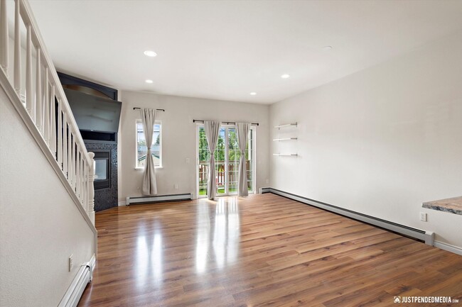 Foto del edificio - Modern & Stylish Townhome!