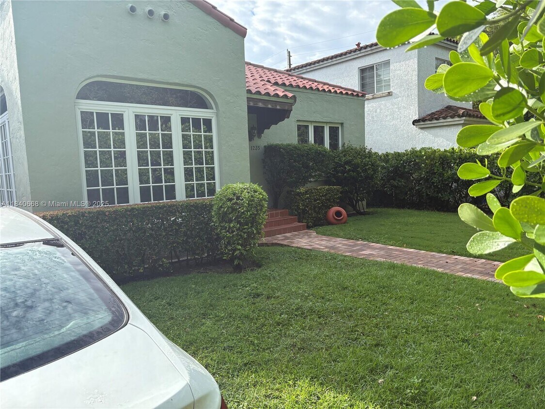 Foto principal - 1235 Lisbon St