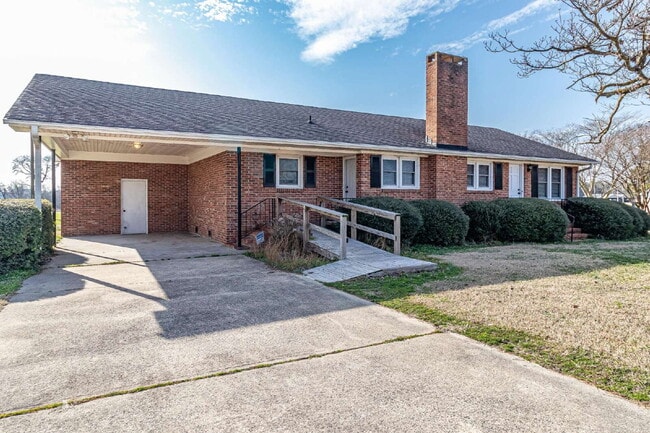 Building Photo - 3 BR | 1.5 BA Brick Home in Mt Olive! *Water/Lawn Care Included*