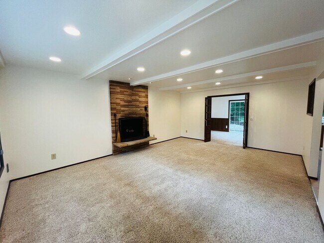 Foto del edificio - Charming One-Level Home in Garden Home — Near Washington Square & Trader Joe’s! Landscaping Inclu...