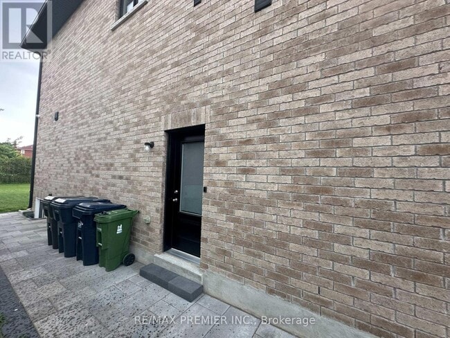 Building Photo - 26 Elinor Ave
