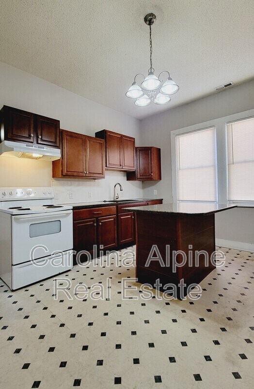 Building Photo - 107 Miller St