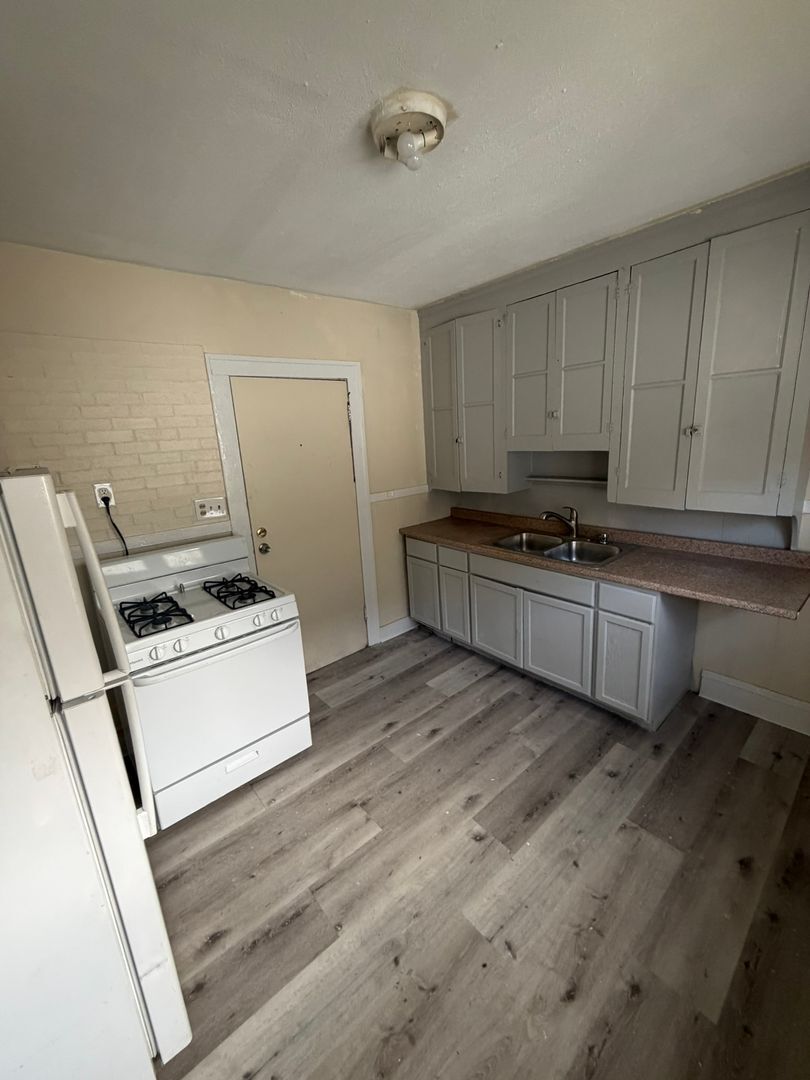 12706 Parkhill Ave Cleveland, OH 44120 – photo 5