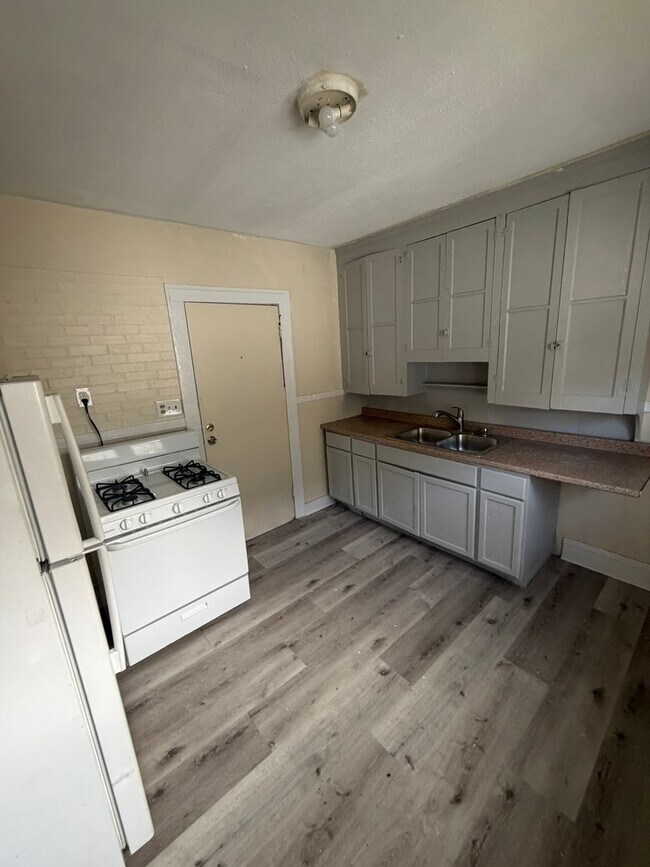 Building Photo - 12706 Parkhill Ave