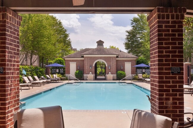 Building Photo - Very Spacious 3/3.5 Townhome in the Heart of Buckhead!