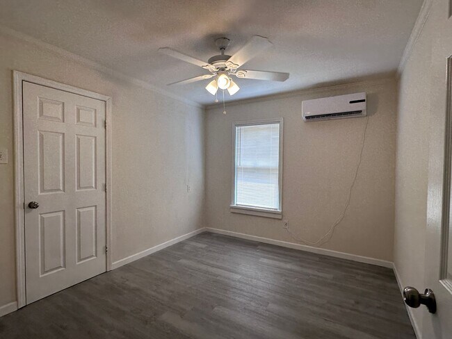 Building Photo - 501 Villa Dr