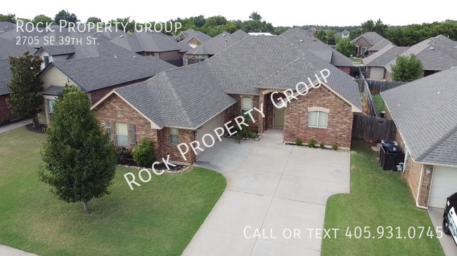 Building Photo - 2705 SE 39th St