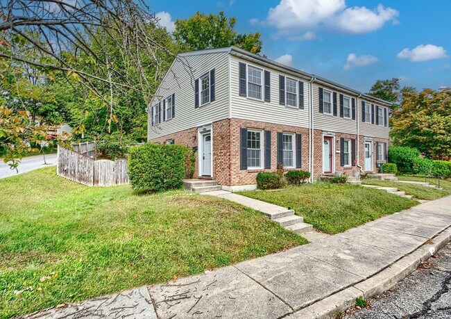 Foto del edificio - Updated End-of-Group Townhome with Finished Lower Level, Fenced Yard & Community Pool