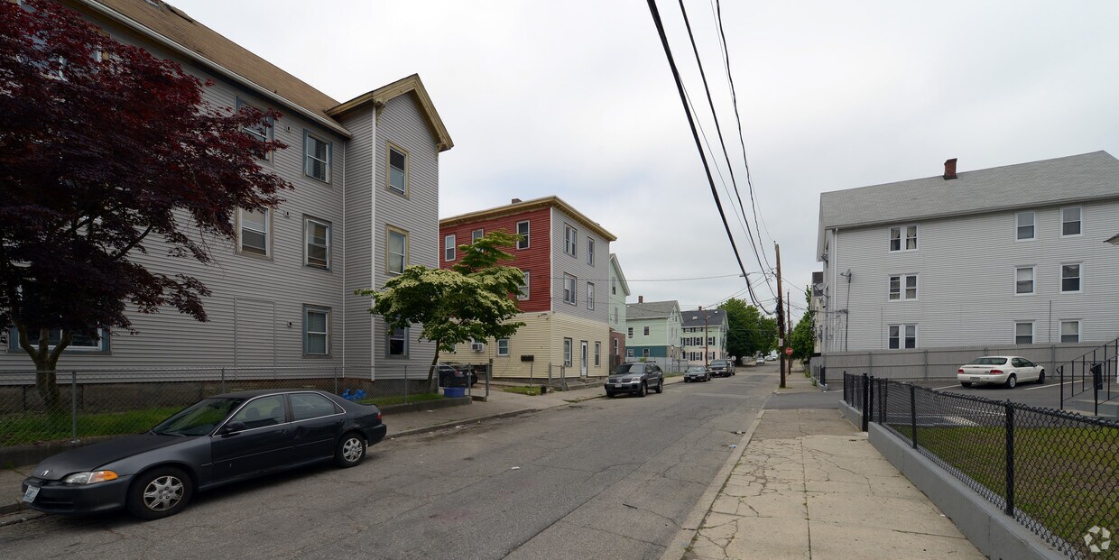 Foto del edificio - 10 Fuller Ave