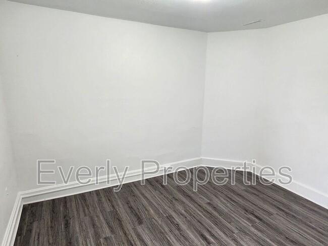 Building Photo - 1664 N Wisconsin St