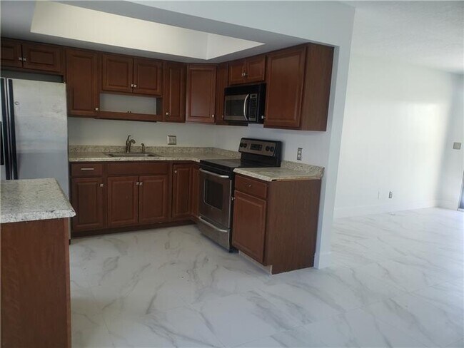 Building Photo - 329 SE 12th Ave