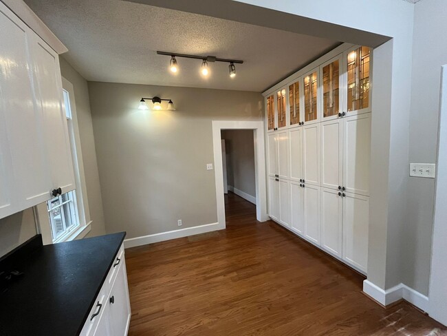 Building Photo - Blending Relaxation & Sophistication to Create the Ideal Place.