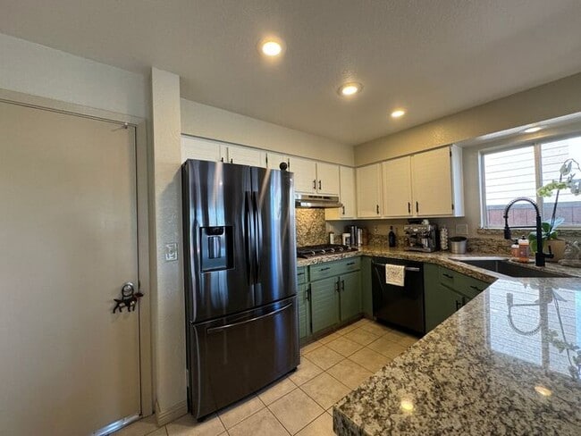 Building Photo - 13th Fairway Views at Lakeridge Golf Course, 3 bed / 2.5 bath! Available Now!