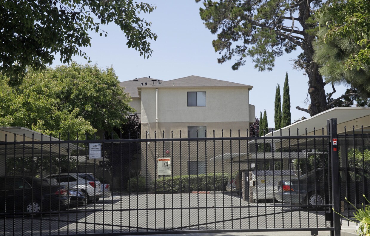 Foto principal - Baker Road Apartments