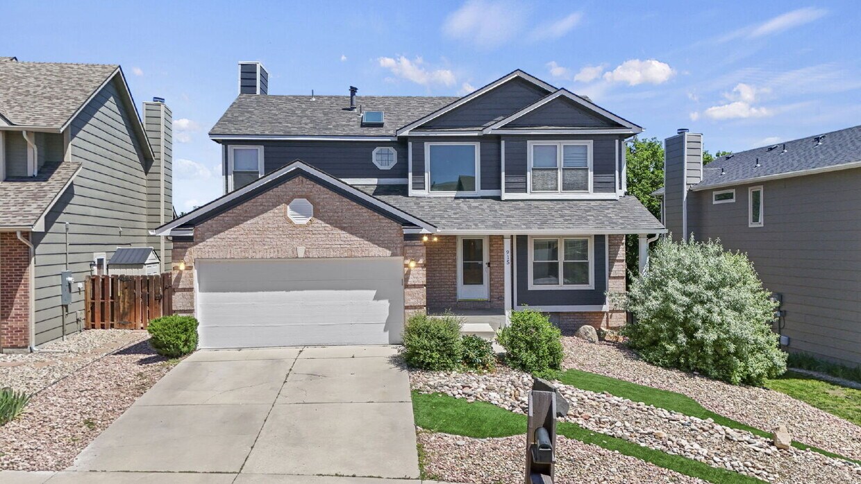 Foto principal - Stunning 5-Bedroom Home in D12 with Mounta...