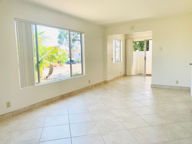 Building Photo - PERFECTLY LOCATED POINT LOMA 2BD/1.5BA TOW...