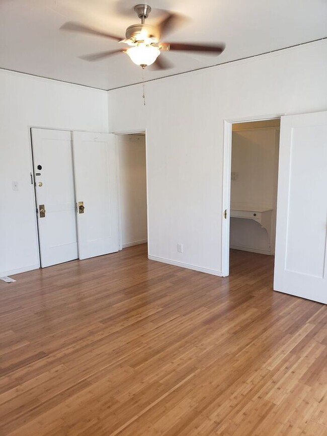 Building Photo - Vintage studio in Hillcrest!