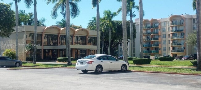 Building Photo - 9310 Fontainebleau Blvd