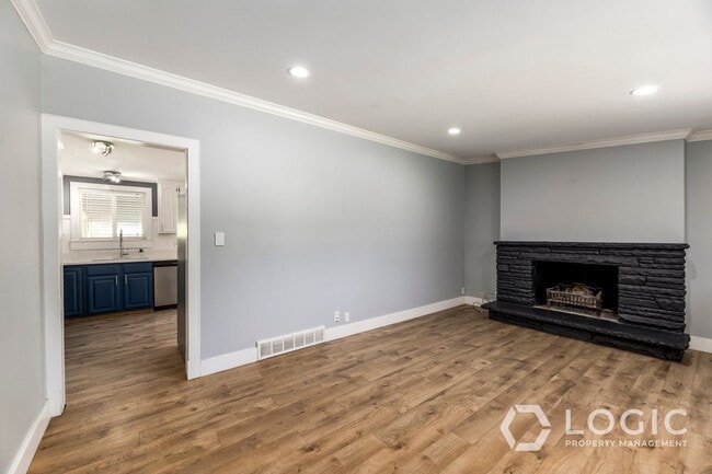 Building Photo - Beautiful Move-In Ready Rambler in Sandy!