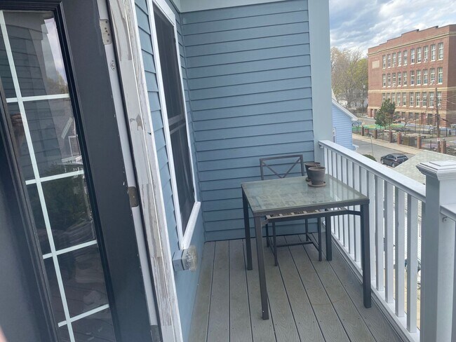 Building Photo - Charming 5 Bedroom-No Broker Fee