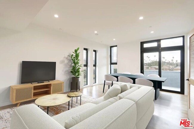 Building Photo - 1525 N Hobart Blvd