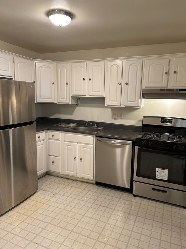 Kitchen w Stainless Steel - 3307 Huntley Square Dr