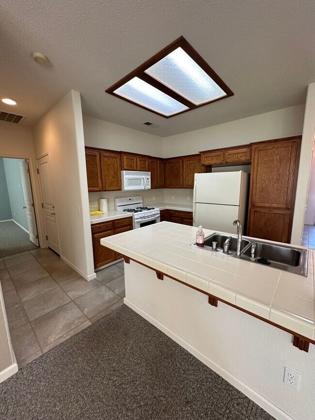 Foto del edificio - Charming 3 bedroom 2 bathroom home located in Hanford