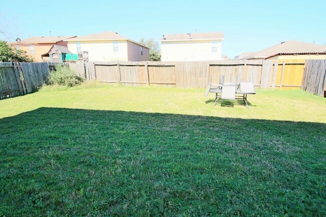 Foto del edificio - 7234 Leafwind Dr