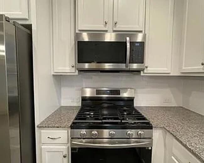 Foto del edificio - 3 BR/2BA | 1-Car Garage | End-Unit
