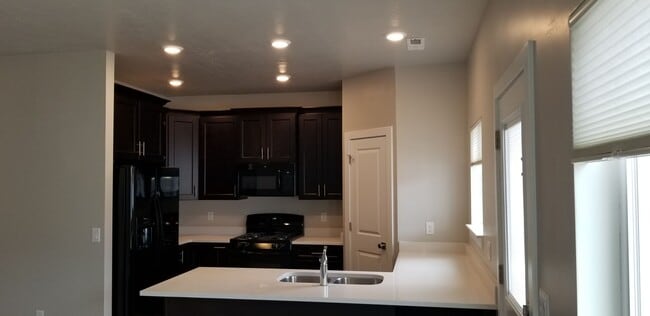 Building Photo - Charming Townhome