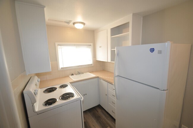 Building Photo - 1411 W 8th Ave