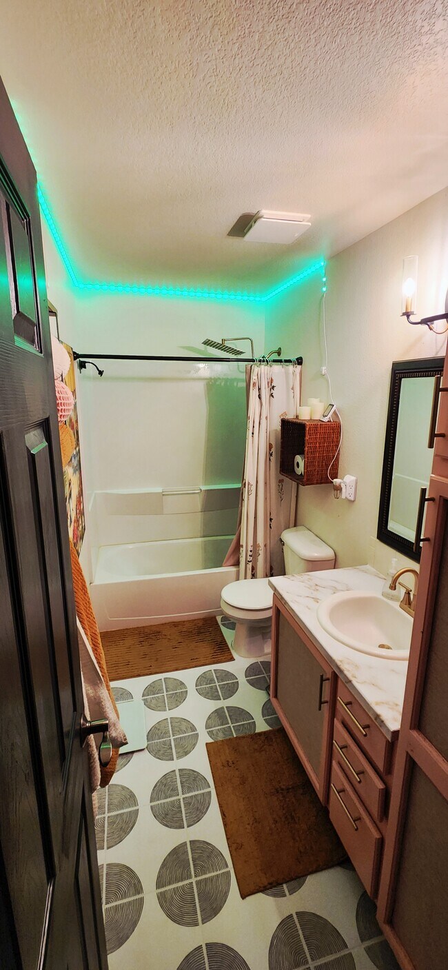 Baño completo - 976 Monroe Ave