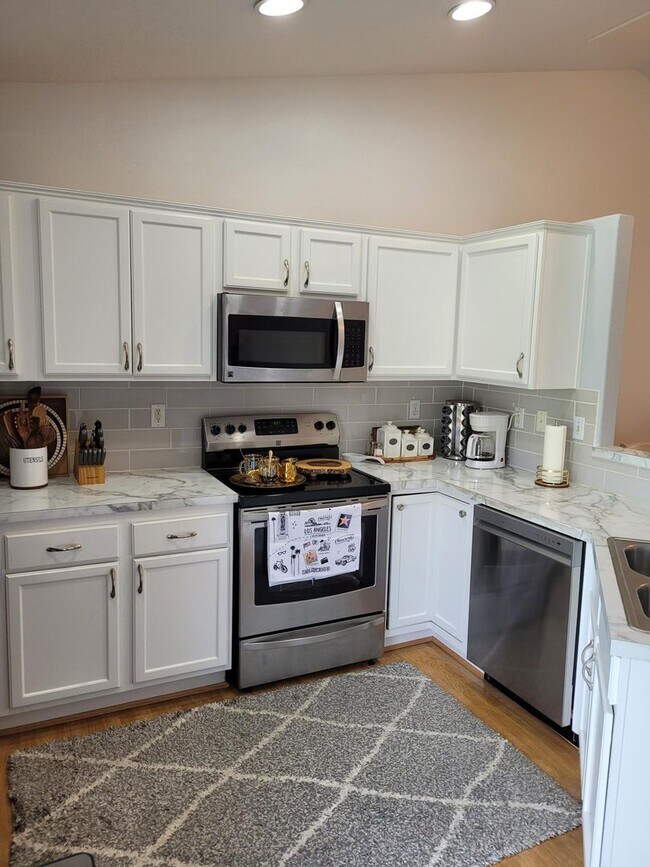 Building Photo - Pet Friendly Tranquil Oasis!