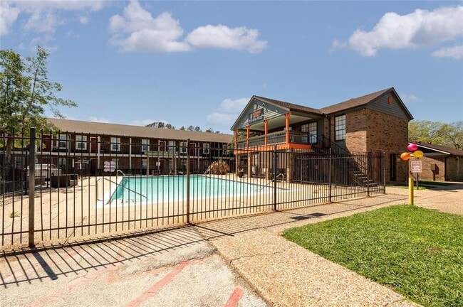 Building Photo - 1521 Sherwood Forest St