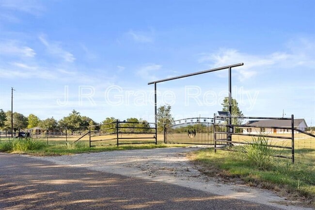 Building Photo - 740 N League