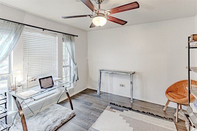 Foto del edificio - 2048 Lake Trail Dr