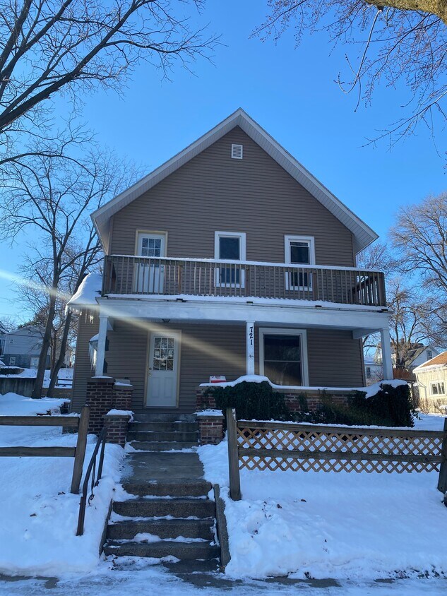 Foto principal - 721 Clancy Ave NE