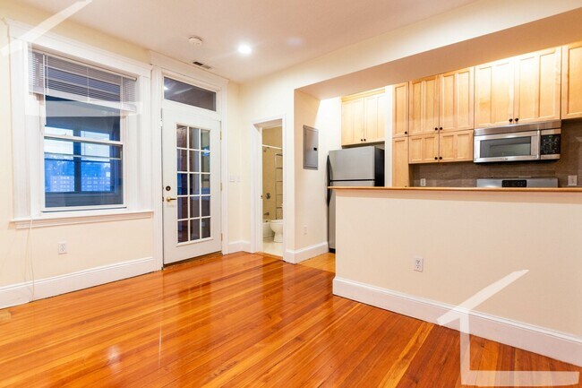 Foto del edificio - Charming Brookline Washington Sq. 2- Bed/2 Bath with Large Deck and Office